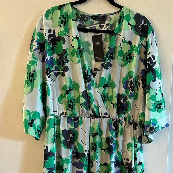 Marks and Spencer floral waisted batwing day dress - Picture 6 of 7